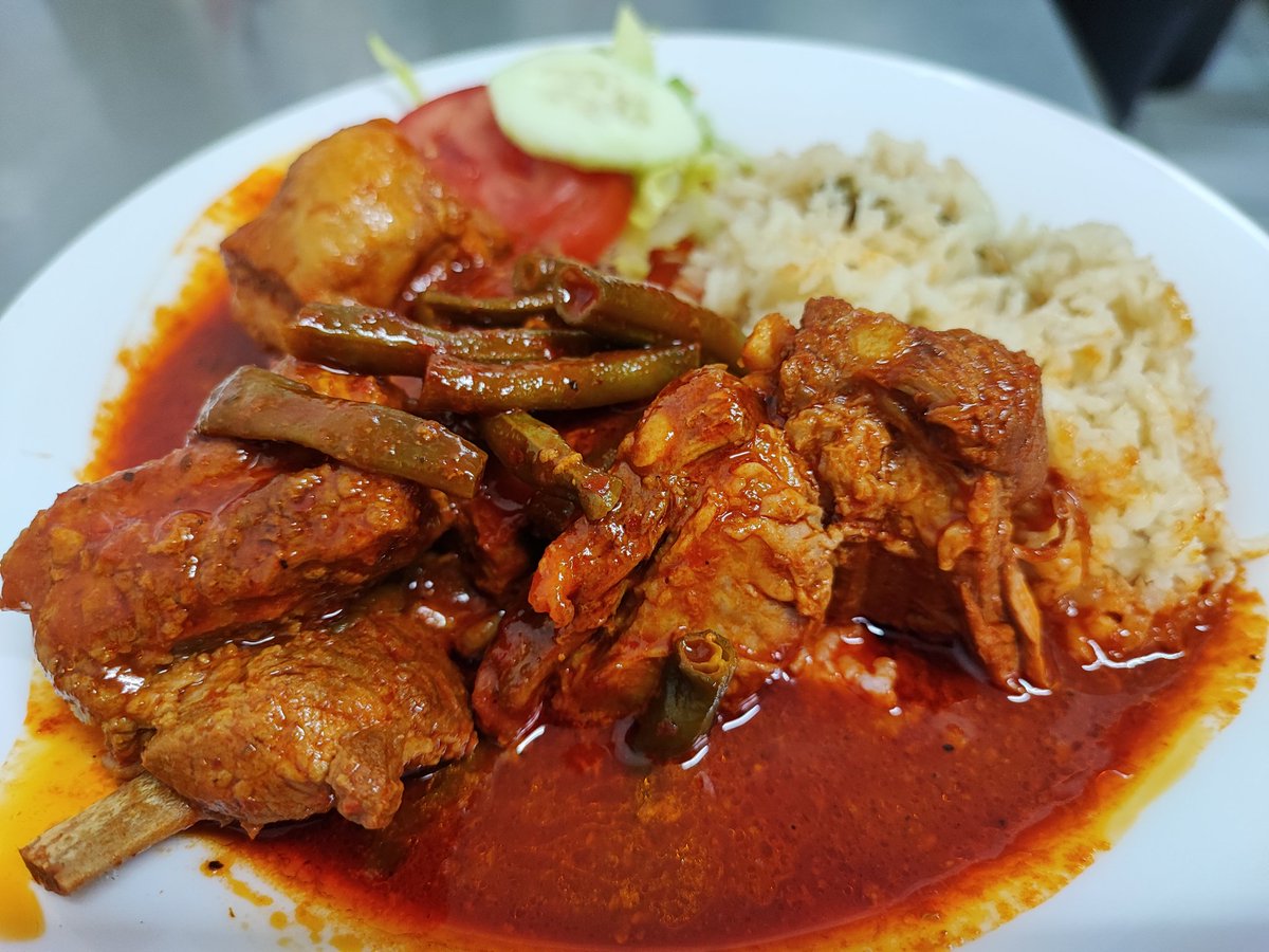 Hoy miércoles quebramos semana como Dios manda: pollo en salsa de quesos, pescado a la Veracruzana tan fresco que ayer durmió en el mar.. costillitas en Chile colorado con ejotes y nuestros platos consentidos de siempre, el cocido, el bistec ranchero, el pollo en mole y más 😋