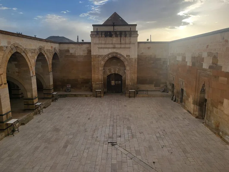 FSimunde's tweet photo. I #caravanserragli sono edifici persiani, nati intorno al X secolo per ospitare viandanti e commercianti in sosta lungo la Via della Seta. 

#Cappadocia #Turchia https://t.co/rXziIookpS
