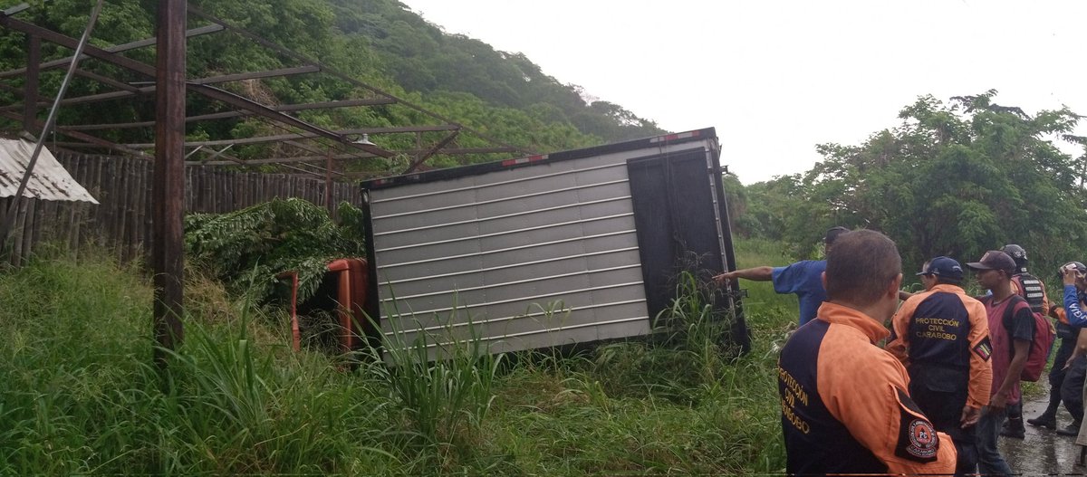 BTT_Carabobo's tweet photo. #EnDesarrollo Hecho de Tránsito con Lesionados Autopista Valencia Güigüe,  luego de pasar la Encrucijada de Saman Mocho sentido a Güigüe, en el sitio @pcivil_carabobo @BTT_Carabobo @PNBVzla #Semgua #PMLG
pavimento Húmedo
#PrecauciónVial 
@rvaraguayan @MijpVzla @rafaellacava10 https://t.co/K1Zpdc0t7i