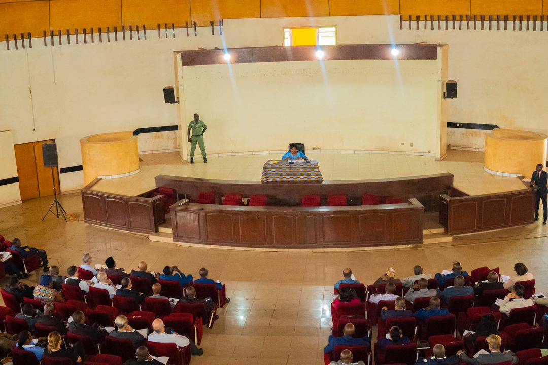SylvieBAIPO_RCA's tweet photo. Le 16/5/23 : Rencontre avec le Corps Diplomatique, les Organisations Internationales et ONG dans l'hémicycle des Affaires Etrangères.
Point de procédure et clarification sur les modalités d'obtention et délivrance de documents relevant ou transitant par le Ministère des Affaires Etrangères :
"Autorisation de survol" /
"Visa entrée en territoire centrafricain" /
"Cartes diplomatiques et  service".

#Sécurisation #EtatDroit #Contrôle #RèglesInternationales