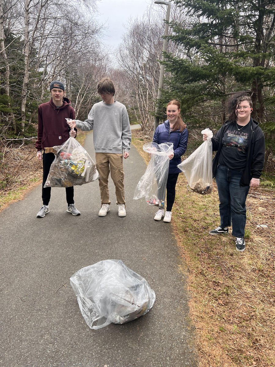Career students helping clean up the trail system by O'Donel and @stpetersprim_mp! #CleanPatriotSchoolCommunity <a href="/NLESDCA/">NLESD</a> <a href="/Mount_Pearl/">City of Mount Pearl</a>