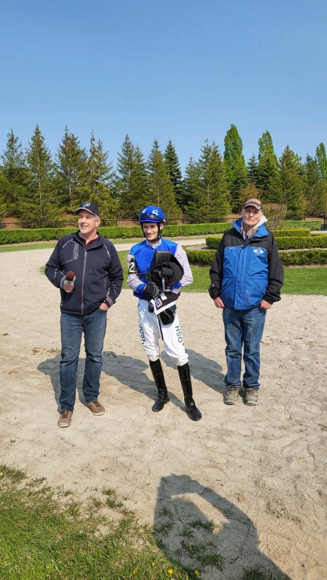 AjaxDowns's tweet photo. Thanks for coming out Terry Johnson #CKDO Had to be Ivory 🏇#ajaxdowns #ontarioracing #quarterhorse #sportsdurham #sports #townofajax #sports #liveracing #horses https://t.co/QJfzn9nwJk