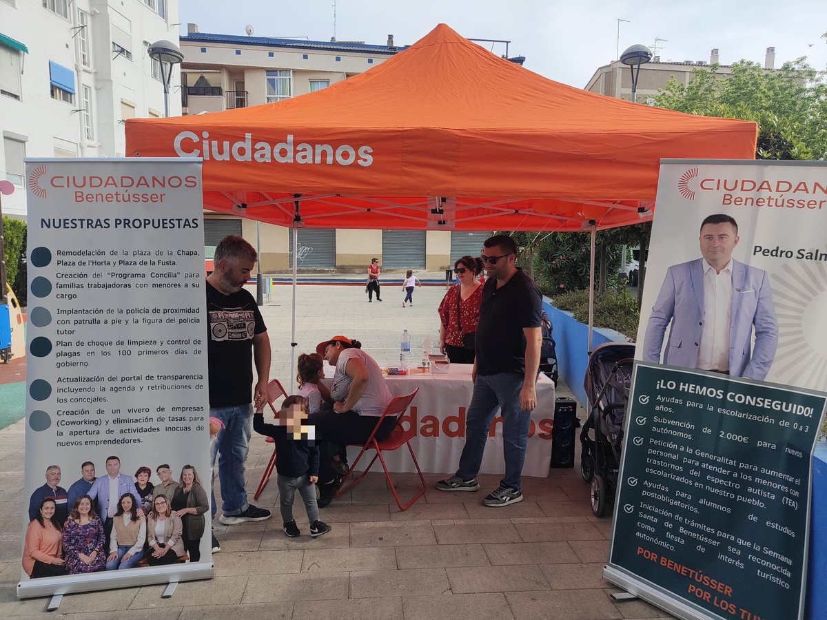 🧡 CARPA INFORMATIVA 🧡
Esta tarde hemos estado en el Barrio del Rajolar , realizando una carpa informativa en la que nuestro candidato a la alcaldia Pedro Salmerón ha podido hablar con los vecinos .
#PorBenetusser
