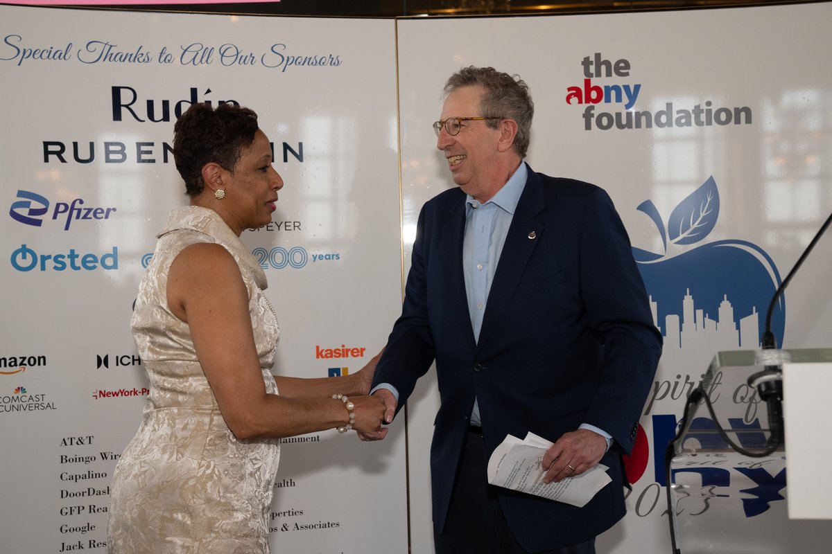 OOBusinessEnt's tweet image. ABetterNY: It was an absolute honor to recognize @NYCSpeakerAdams at the 2023 Spirit of ABNY Awards. She leads the most diverse Council in NYC history and is the first-ever African American Speaker. Former ABNY Chair Bill Rudin presented her with the Lew…