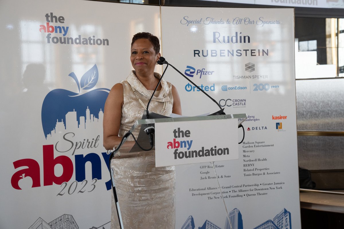 OOBusinessEnt's tweet image. ABetterNY: It was an absolute honor to recognize @NYCSpeakerAdams at the 2023 Spirit of ABNY Awards. She leads the most diverse Council in NYC history and is the first-ever African American Speaker. Former ABNY Chair Bill Rudin presented her with the Lew…