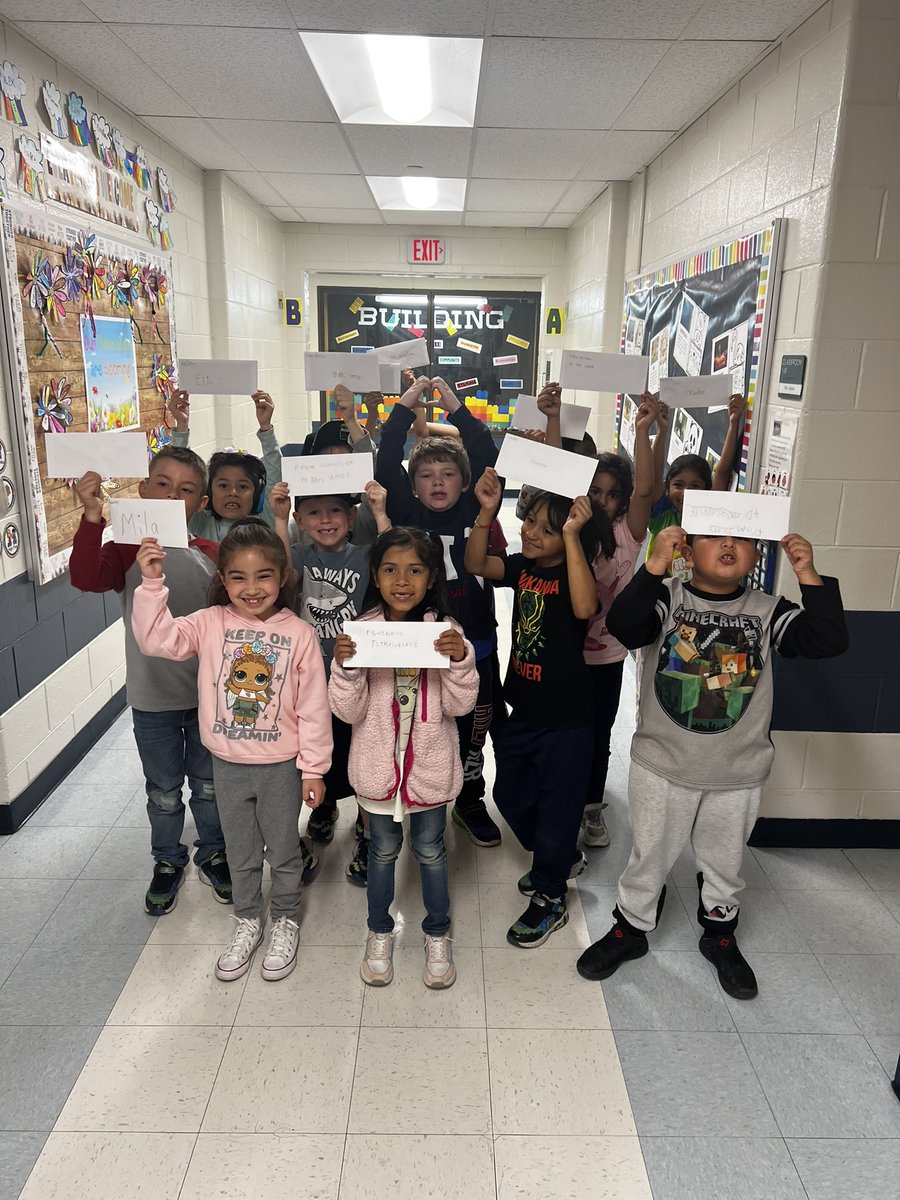 MrsCarlson1st's tweet photo. L for Letters! Delivering letters to our friends and teachers around the school! https://t.co/Bqx10FfvfR