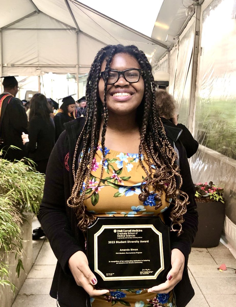 We are incredibly proud of Amanda Simon, a @WeillCornell PhD student in our @LabCalderon, for winning the 2023 Student Diversity Award for her outstanding dedication to fostering an inclusive & diverse community. Congratulations @Amanda_Neuro!!