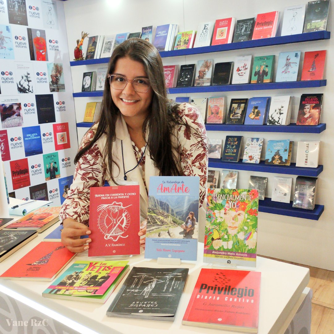 Talentus08's tweet photo. Los sueños si se hacen realidad,  solo que no sabemos en qué momento, pero si se puede.
Gracias #filbo2023 Gracias Nueve editores todo muy bonito, son grandes. 
#libros #escritora #librosrecomendados #Artemovsk #escritora #libros #relatos #woman #Despierta #libro #leer #sueños https://t.co/En8ixRvYCz