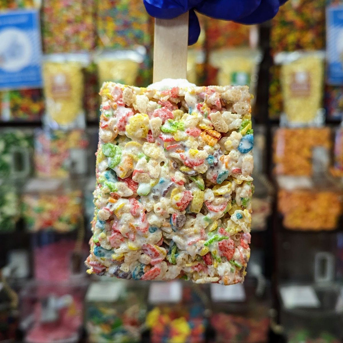 RiverStSweets's tweet photo. Super fun & colorful FRUITY PEBBLES TREAT is that perfect combination of flavorful blast in your mouth, chewy ooey-gooey marshmallow with that fantastic cereal crunch!
Watch the handmade process coming soon to social!
#fruitypebbles #handmadetreats #flavorburst #candystore https://t.co/c33mUSSXaL