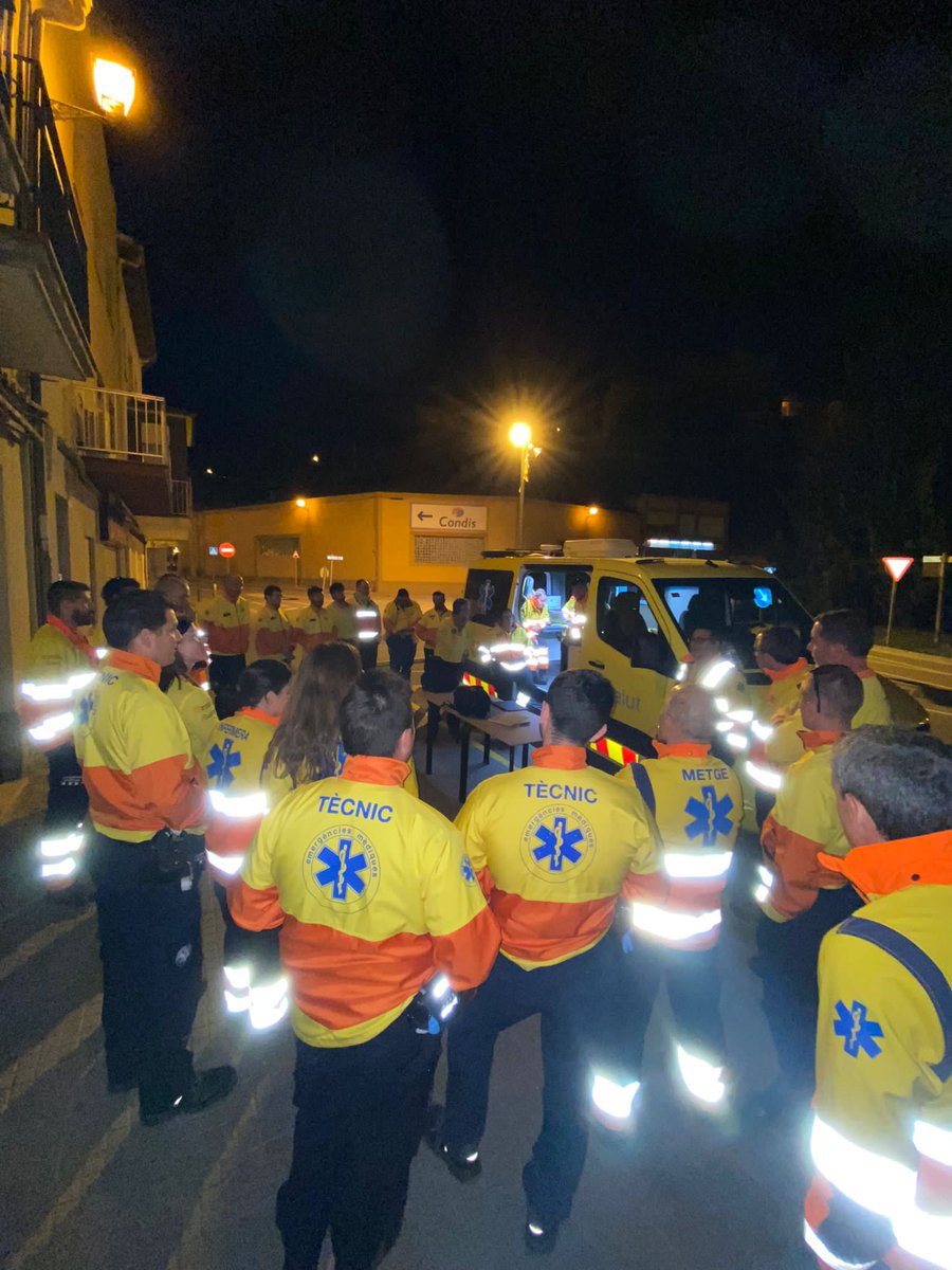 semgencat's tweet photo. #EstàPassant: ℹ breafing boca sud simulacre túnel del Cadí. 

📢 Segons informa @transit, aquesta nit es tallarà la C-16 al túnel per aquest simulacre del pla d'autoprotecció #PAU. 
🕛 Horari del tall de #trànsit: de 00 h a 03 h

@emergenciescat
@bomberscat
@mossos https://t.co/qIXOIBmYG9
