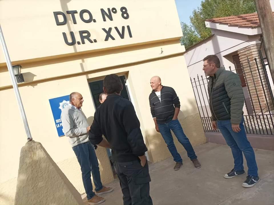 RodrigoBorla's tweet photo. 📌En la localidad de #LaPenca recorrimos Instituciones junto a Edgardo Ravelli y Efrén Cancian
Dialogamos con miembros de las escuelas N°713, N°439, N°6363, N°533 y N°750, Capilla "San Francisco de Asís", Club Deportivo, Centro de Salud y Destacamento policial N° 8. https://t.co/8TbuP61iQv