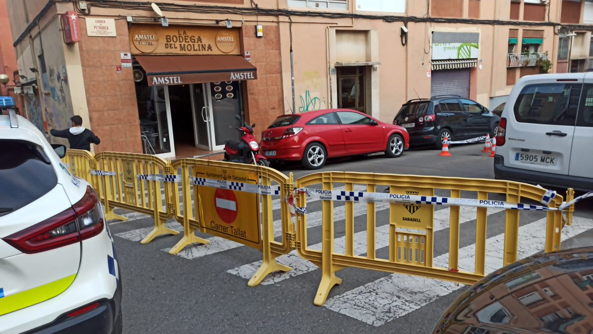 PoliciaSabadell's tweet photo. #AVÍS ⚠️El carrer de Petrarca està tallat per un enfonsament de la calçada

👮Us preguem que respecteu la senyalització

➡️Demà a primera hora es comprovarà l'abast per procedir a la reparació urgent

#Sabadell https://t.co/vzILxxQMX7