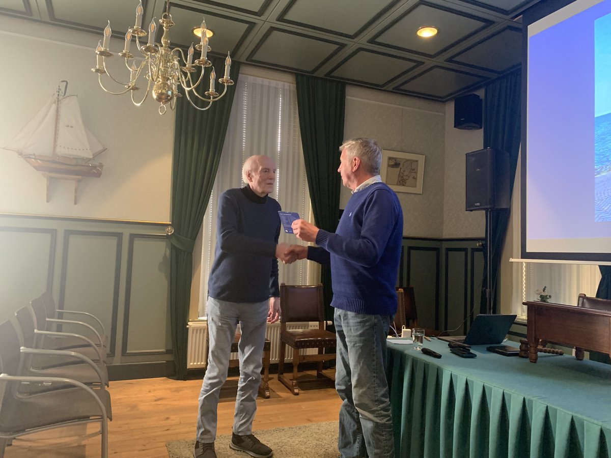 Vanavond het eerste exemplaar van de nieuwe Leuster CD uitgereikt aan Gerrit pasterkamp van Stichting urker Toal.
Het resultaat mag er zijn. Vanaf vrijdag te koop bij de verschillende verkoop adressen.