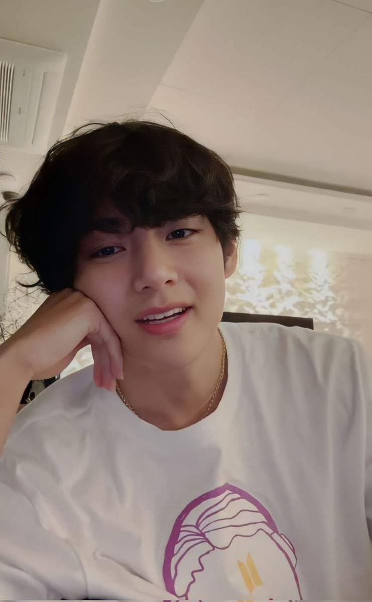 kimlind62643693's tweet photo. my happiness ♡
WE LOVE YOU KIM TAEHYUNG 
[ #V #뷔 #テテ #キムテヒョン  #방탄소년단 #뷔 #방탄소년단뷔 #BTSV ]
#방탄소년단뷔 #V #V_ChristmasTree
@BTS_twt https://t.co/xNAZlievmZ