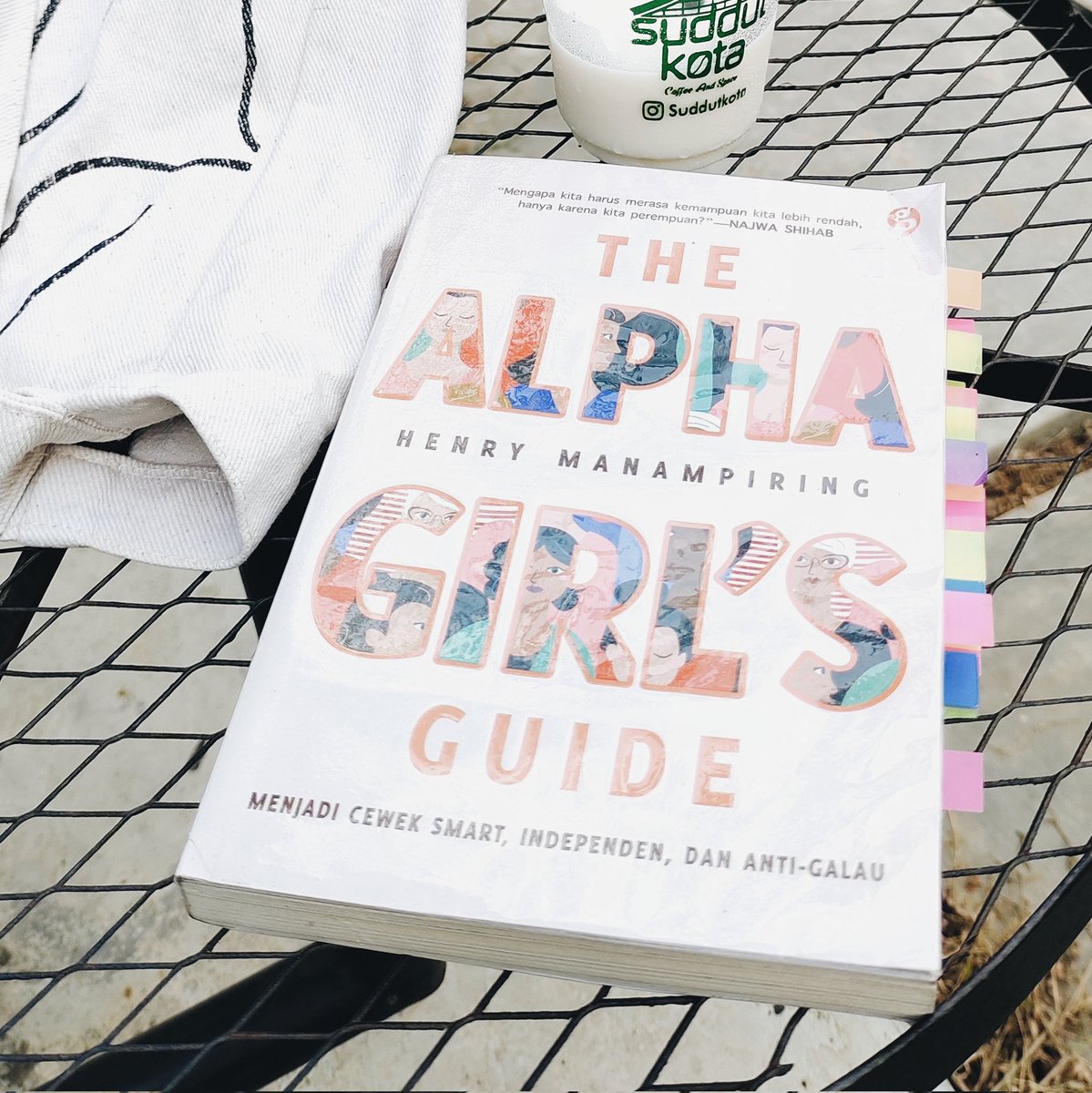 sateemaduraa's tweet photo. [Book Review]
"The Alpha Girls Guide"
buat yang pengen  jadi cewek smart, mandiri, dan anti galau harus bangett baca ini.

One day, One page challenge with @RUBIcommunity #SmallStepsWithRUBI https://t.co/kdvaktzZx4