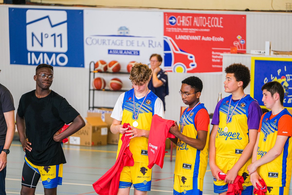 Folclobasket's tweet photo. Une prestation tout aussi remarquable et honorable de la part de nos U15 ce dimanche 14 mai 2023 ! Ils ont fini finaliste, stopper par le CLP Inzinzac en coupe du Morbihan ! 👏

Nous sommes très fier de leur parcours cette saison
🔵🟡 𝗙.𝗢.𝗟.𝗖.𝗟.𝗢 🟡🔵

#folclo #basket https://t.co/4E7rG0SgtU