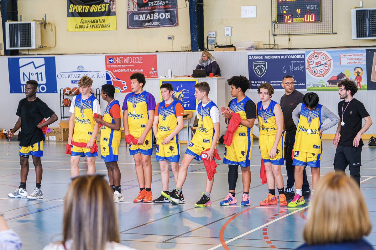 Folclobasket's tweet photo. Une prestation tout aussi remarquable et honorable de la part de nos U15 ce dimanche 14 mai 2023 ! Ils ont fini finaliste, stopper par le CLP Inzinzac en coupe du Morbihan ! 👏

Nous sommes très fier de leur parcours cette saison
🔵🟡 𝗙.𝗢.𝗟.𝗖.𝗟.𝗢 🟡🔵

#folclo #basket https://t.co/4E7rG0SgtU