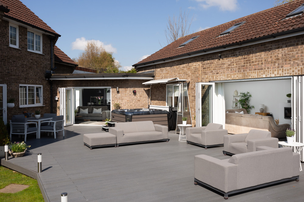 Blenkinandco's tweet photo. A thriving village with primary school & pub is a huge draw for family house buyers. This substantial house is designed for family living and large scale entertaining with its superb outside bar - £850,000. https://t.co/7XFhaOMnCd #championsgate #northduffield @propertywords https://t.co/oG3S3WhnKI