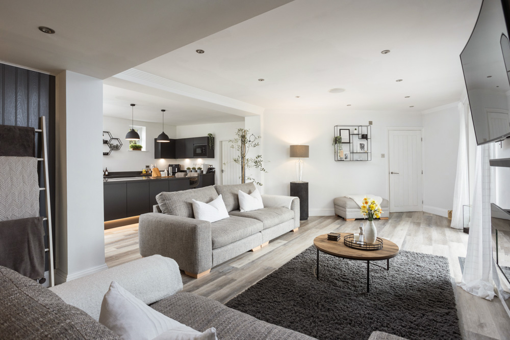 Blenkinandco's tweet photo. A thriving village with primary school & pub is a huge draw for family house buyers. This substantial house is designed for family living and large scale entertaining with its superb outside bar - £850,000. https://t.co/7XFhaOMnCd #championsgate #northduffield @propertywords https://t.co/oG3S3WhnKI