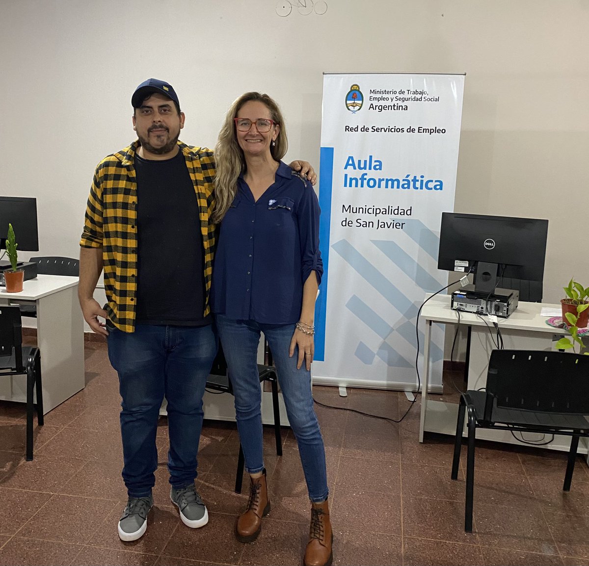 veroderna's tweet photo. ✅Iniciamos 6 cursos de introducción al trabajo en B. de Irigoyen, S. Pedro y S. Javier.

✅ En ellos brindamos un espacio para la reflexión sobre las aspiraciones educativas y laborales de cada joven. 
@MinTrabajoAR 
@gobmisiones 
@vilchezmatiasok @UPMisiones https://t.co/9iyb5otbUf