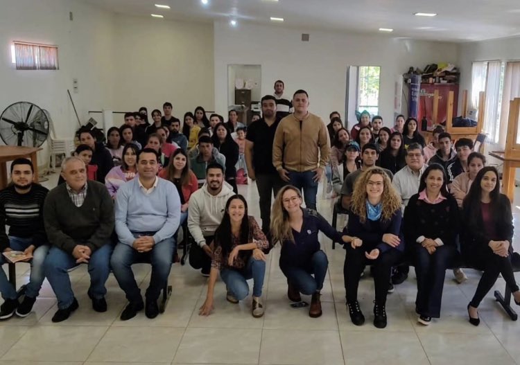 veroderna's tweet photo. ✅Iniciamos 6 cursos de introducción al trabajo en B. de Irigoyen, S. Pedro y S. Javier.

✅ En ellos brindamos un espacio para la reflexión sobre las aspiraciones educativas y laborales de cada joven. 
@MinTrabajoAR 
@gobmisiones 
@vilchezmatiasok @UPMisiones https://t.co/9iyb5otbUf