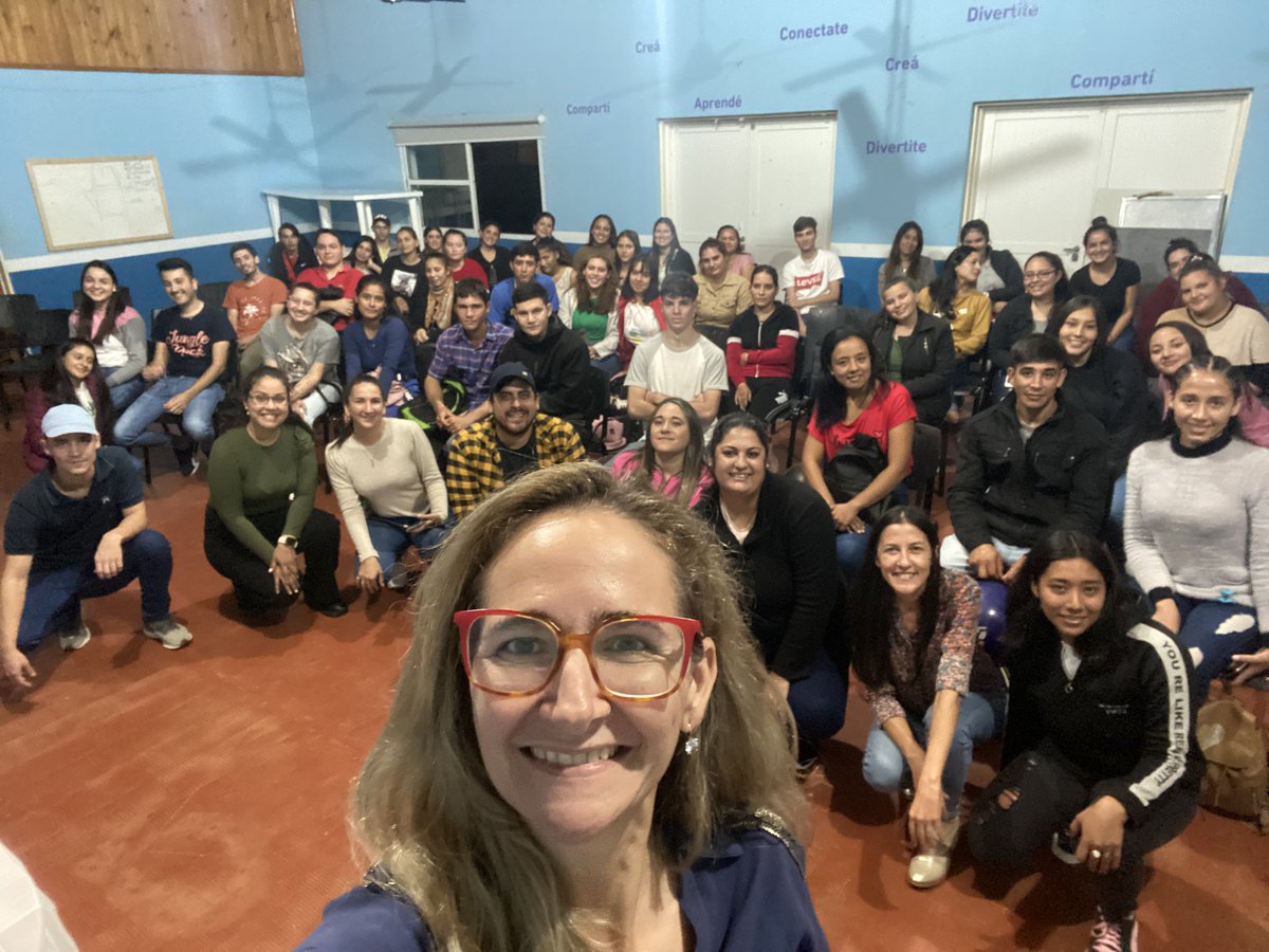 veroderna's tweet photo. ✅Iniciamos 6 cursos de introducción al trabajo en B. de Irigoyen, S. Pedro y S. Javier.

✅ En ellos brindamos un espacio para la reflexión sobre las aspiraciones educativas y laborales de cada joven. 
@MinTrabajoAR 
@gobmisiones 
@vilchezmatiasok @UPMisiones https://t.co/9iyb5otbUf