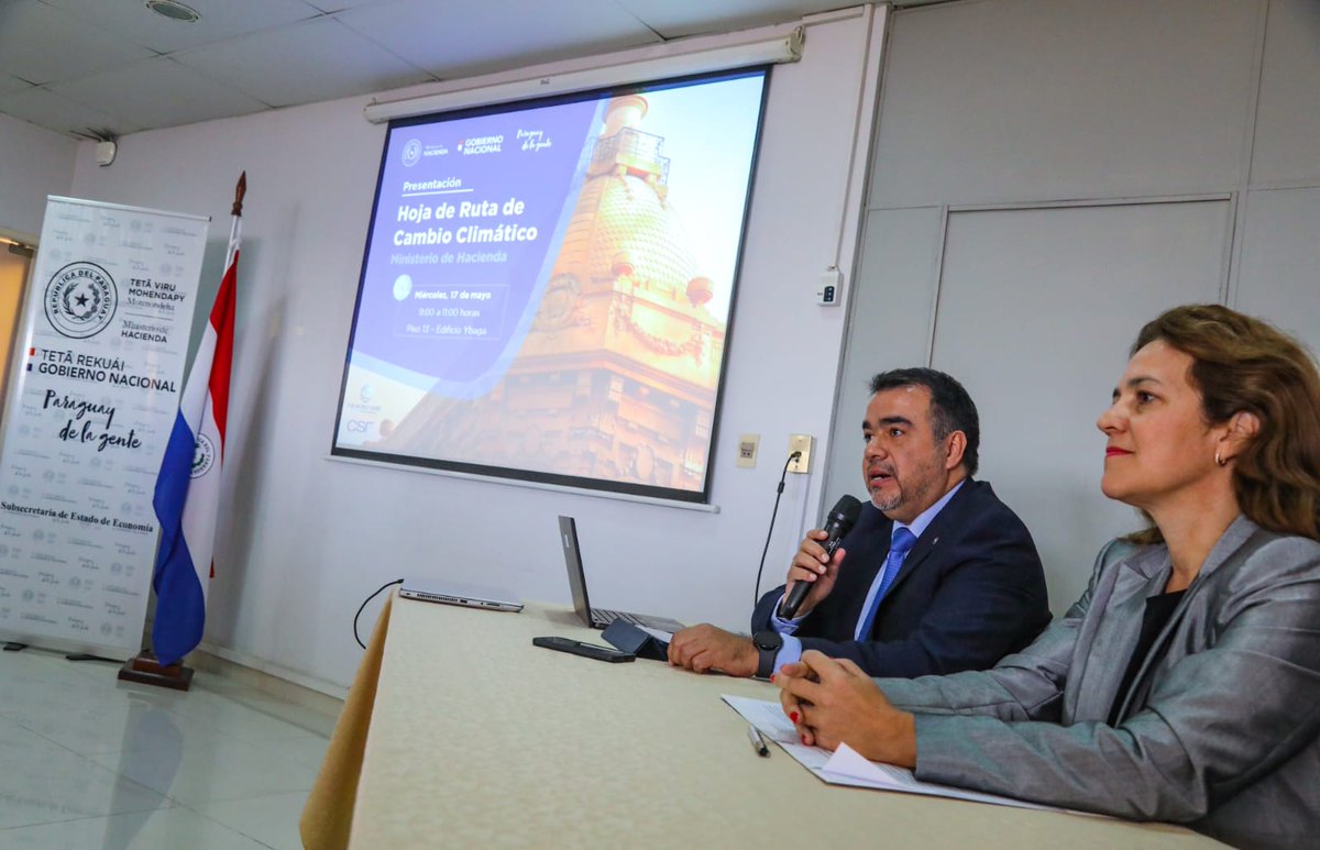 MEF_Paraguay's tweet photo. Esta mañana fue presentada una Hoja de Ruta de Política Climática para la cartera de Estado, tras un trabajo conjunto con el @BancoMundial.
Presidieron el evento, el ministro @OscarLlamosas y la representante del BM, Matilde Bordón (@matibordon)

➡️ https://t.co/KvVzjcZcCW https://t.co/bTPWZAVVxu