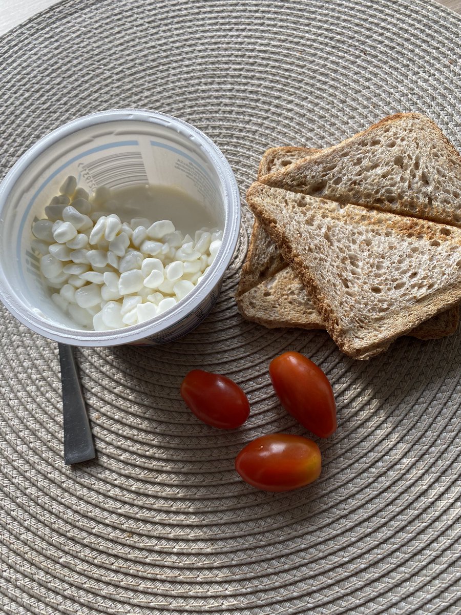 aleksoa's tweet photo. Złoty klasyk, czyli serek wiejski (totalna faza aktualnie), pomidorki i chleb tostowy - 369 kcal
+ dodatkowo dwa ciastka ala delicje bez cukru z biedry 74kcal 
Razem 443 https://t.co/5uOrWmRxKH