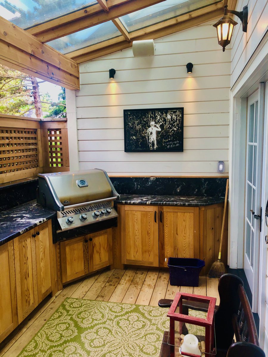 A little outdoor kitchen installation here. Nothing like some nice low voltage scone mood lighting for those evening bbq’s. 
#customkitchens #customhomes #electrician #lightingdesign #oakville #burlington  #campbellville #Halton #100amp#builditright #safe #residential #builtins