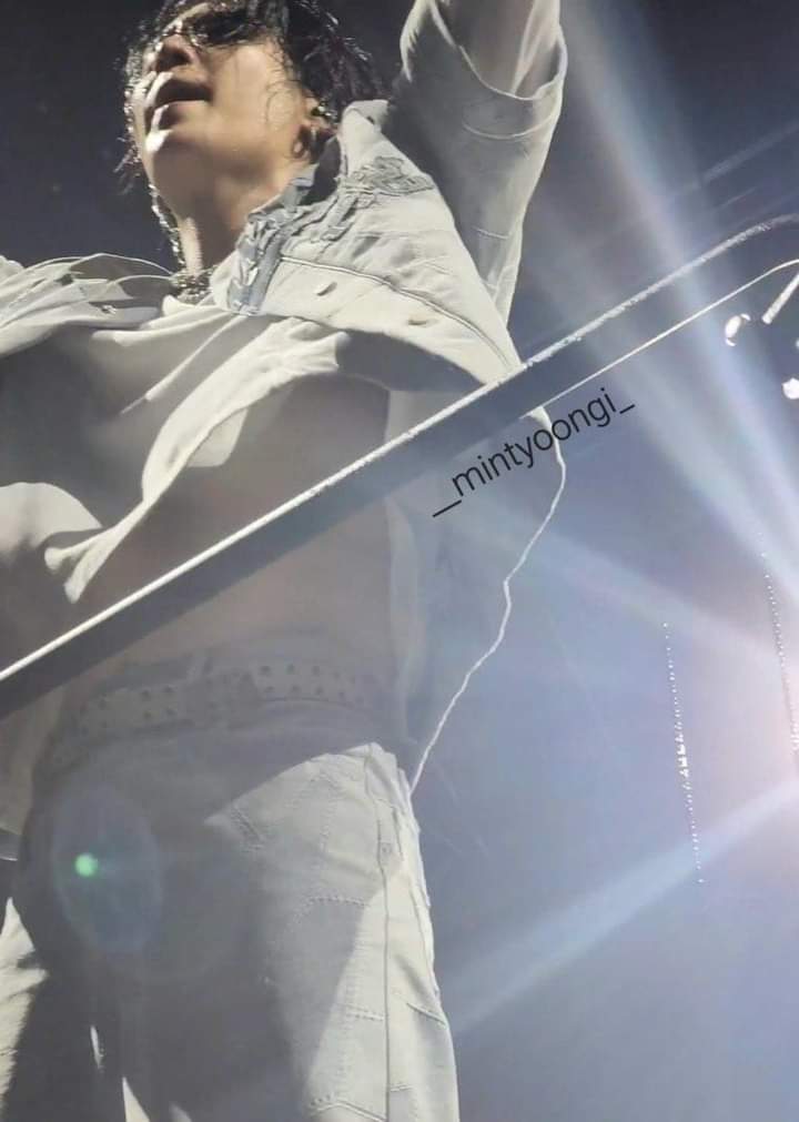 glossminie_'s tweet photo. Cual fue la afortunada???!!! 🛐

#AgustD_SUGA_Tour_in_oakland 
#SUGA_AgustD_TOUR https://t.co/6ZCJShwe4U