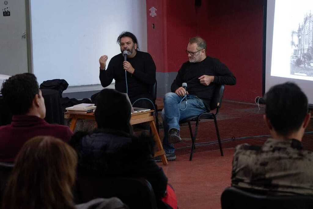 📷 TALLER DE FOTOGRAFÍA DOCUMENTAL 

📽️ En el CPA Leonardo Favio, se realizó el segundo encuentro del taller de Fotografía Documental: “Inicios y el presente de la fotografía humanista”. El mismo estuvo a cargo de los fotoperiodistas quilmeños Sebasti… instagr.am/p/CsWaX12oEvP/