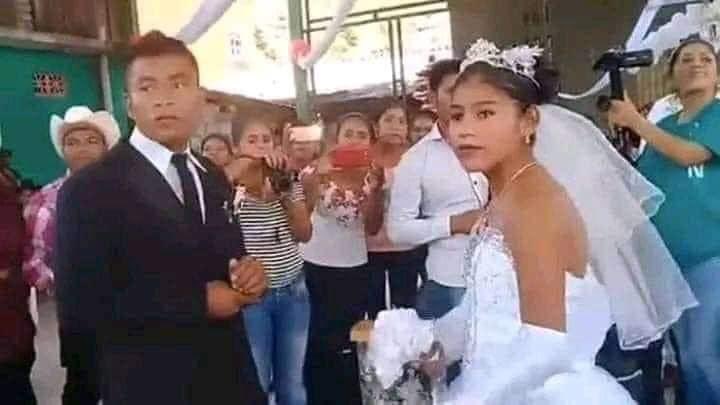 JoseFerreiraj94's tweet photo. ESTO SUCEDIÓ EN REPÚBLICA DOMINICANA 
en medio de una boda, el sacerdote hace la pregunta de rigor: 
"SI ALGUIEN TIENE ALGO QUE DECIR, QUE HABLE AHORA, Y SI NO, QUE CALLÉ PARA SIEMPRE"
Era el momento de levantarse y hablar, o callar para siempre. 
Ese momento de profundo silencio, fue interrumpido por una joven y hermosa mujer, que se levantó de su silla, cargando a una criatura en sus brazos, Ella comenzó a caminar lentamente hacia el frente, un silencio sepulcral invadió la parroquia, solo se escuchaba el eco del taconeo lento de la bella mujer.
Todo se transformó rápidamente, el caos se apoderó de la concurrencia, La novia abofeteó al novio, dos veces con gran veemencia,  la madre del novio se desmayó, los padres de la novia estaban furiosos, los invitados murmuraban entre sí, los testigos de la boda se miraban angustiosamente pensando cómo podían ayudar a resolver la situación,
El Sacerdote, con cierto nerviosismo le preguntó a la mujer, "Nos puede decir por qué ha venido usted al frente? 
Qué es lo que tiene que decir?"
Y la mujer, un poco cohibida respondió: "Es que allá atrás no se escucha nada de lo que dicen".