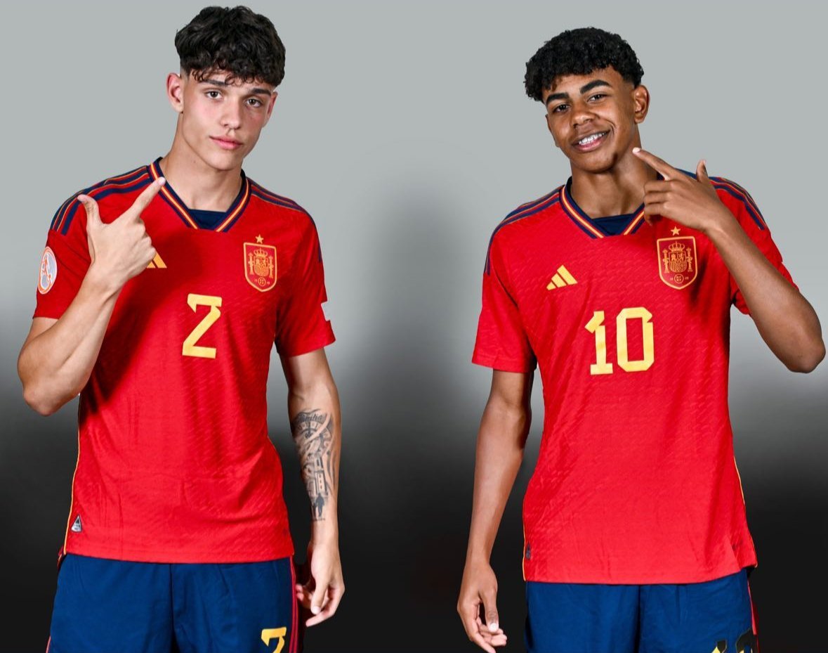 Lamine Yamal y Héctor Fort, dos de las grandes promesas de La Masia, presentes en Budapest donde mañana debuta 🇪🇦 en el europeo sub-17. Además, Pau Cubarsí, Pau Prim, Marc Guiu y Juan Hernández también son parte de la lista.

Héctor Fort es debilidad personal. Proyectazo de LTD.