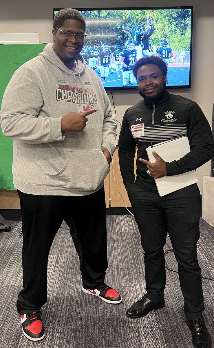 S/O to @_SirShawn_ from @CMUEaglesFB for stopping by to check out some prospects with @HCCamSmith from @wash_kc .

#WhosHouse #WashHouse