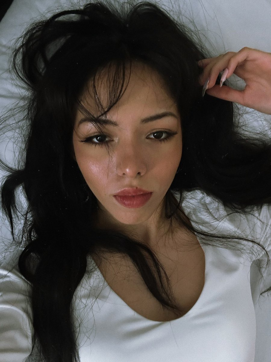 sinphcny's tweet image. been glowing lately🪐🤍