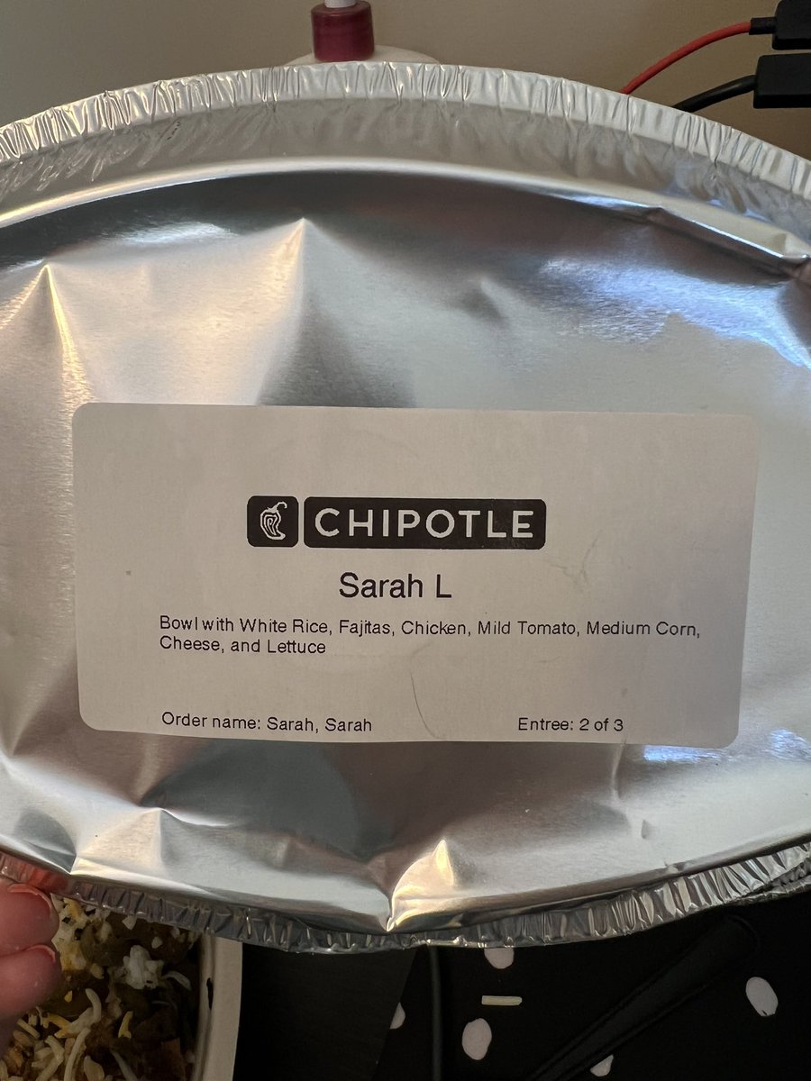 SarahMaeLand91's tweet photo. @ChipotleTweets maybe we can do better next time? Literally only chicken and rice in my bowl…added my own cheese…literally missing everything… https://t.co/33PAQ485So