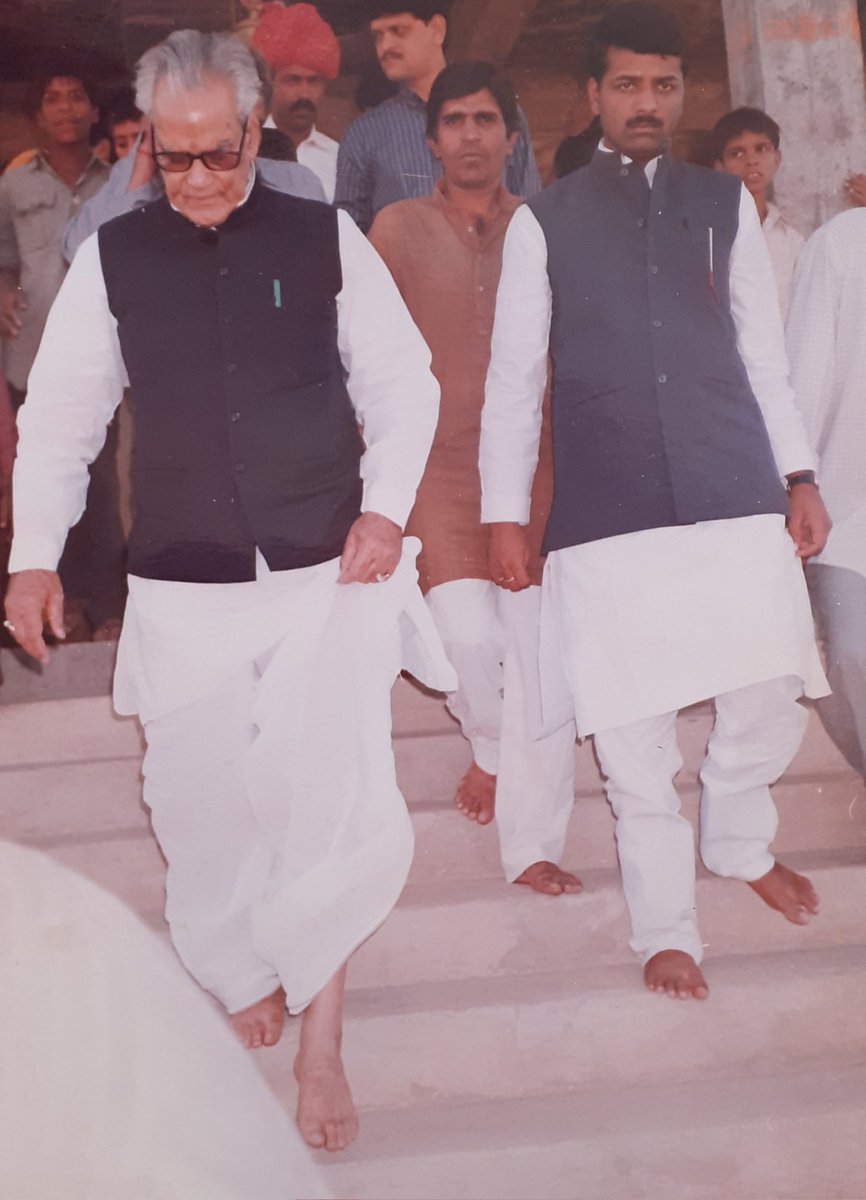 SSSJajod's tweet photo. मे जब 23 वर्ष का था। हमारे क्षेत्र धाननी के करणीमाता मन्दिर मे पूर्व उपराष्ट्रपति भैरोंसिंह शेखावत जी के साथ.....

#MeAt23 #Dhanani #SurendraSinghJajod https://t.co/8mQJSvcs3d