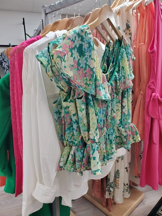 CrestonChamber's tweet image. Sneak peek of a few #newarrival styles at Hazel Maries from this week's collection 📷 Stay tuned...📷
OPEN 10-5pm today!
.
.
#curatedcollection #newreleases #comeseeus