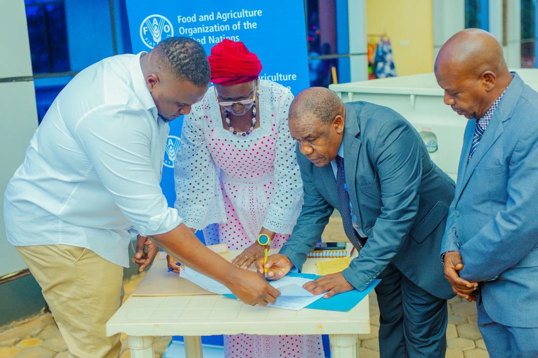 FAOTanzania's tweet photo. Battling Pests for healthy plants and improved yields! FAO Rep @NyabenyiT hands over a pickup to the Government🇹🇿 The vehicle will help in the rapid response of #TPHPA to pest outbreaks FAO🇹🇿 has been a partner in the operations of Desert Locust &amp; Quelea Quelea in the country🦗 https://t.co/M3QRzbsKeJ