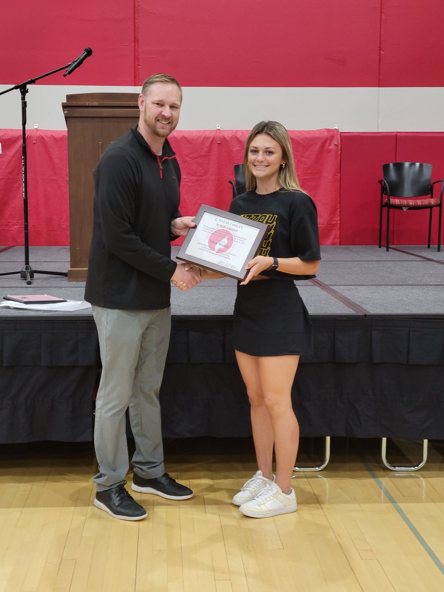 Congrats to Ellen Waller for receiving the E. Wayne Cooley award today! ⁦<a href="/IGHSAU/">IGHSAU</a>⁩