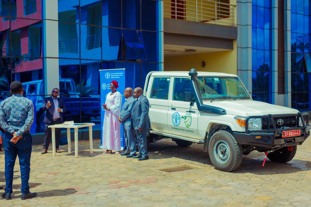 FAOTanzania's tweet photo. Battling Pests for healthy plants and improved yields! FAO Rep @NyabenyiT hands over a pickup to the Government🇹🇿 The vehicle will help in the rapid response of #TPHPA to pest outbreaks FAO🇹🇿 has been a partner in the operations of Desert Locust &amp; Quelea Quelea in the country🦗 https://t.co/M3QRzbsKeJ