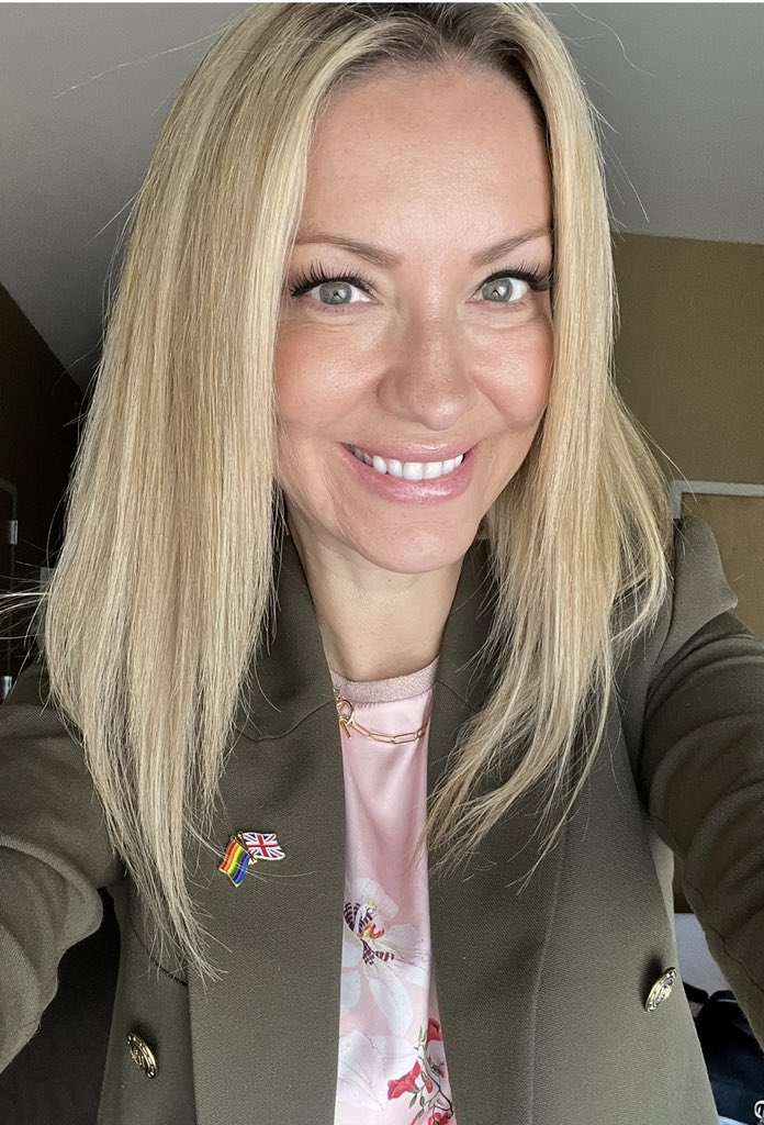 Excited to be in #Denver for #PayCon mingling w/ great and good of the payroll and #HRTech worlds &amp; championing latest innovation in payroll-linked lending.

Proudly wearing my pin in solidarity w/ International Day Against Homophobia, Biphobia and Transphobia #IDAHOBIT2023  🌈