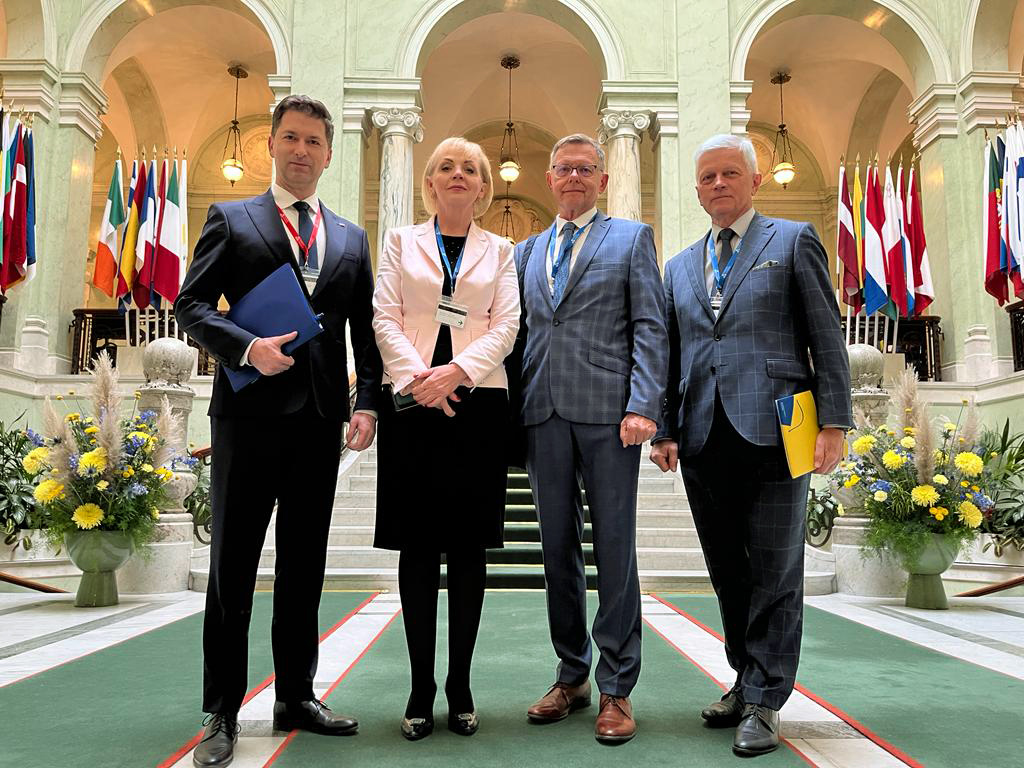 KancelariaSejmu's tweet image. Sztokholm. Posiedzenie plenarne #COSAC z udziałem przedstawicieli Sejmu

W dniach 14 - 16 maja w Riksdagu (parlament Szwecji) odbyło się 69. posiedzenie plenarne Konferencji Komisji do Spraw Unijnych Parlamentów (COSAC - Conférence des organes spécialisés dans les affaires…