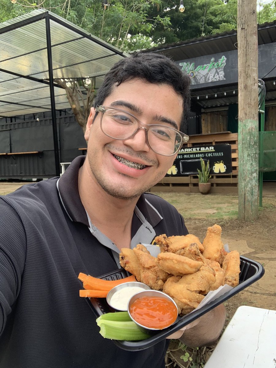 Abrí mi propio negocio de alitas, hoy inicia como un changarrito, mañana será un gran RESTAURANTE, amén ❤️ 📍Farmers Market, de la primera entrada a las Colinas 150 metros al este.