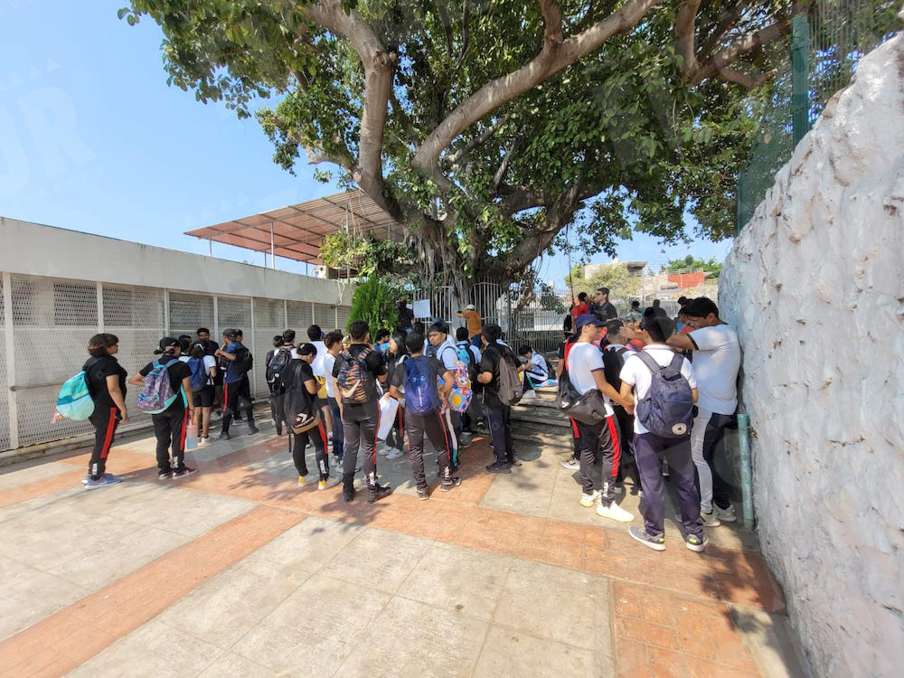 elsurdeguerrero's tweet photo. ⭕️ Se suman alumnos de la #ESEF al paro del #FUNPEG
https://t.co/ZOFHwv6GG5 #Acapulco #Guerrero https://t.co/Er1KBQMb3v
