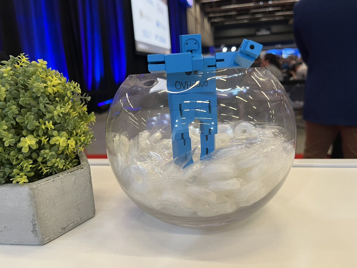 OVHcloud_CA's tweet image. Passez nous voir au kiosque 526 du #SalonConnexion @la_lesaffaires et rencontrez notre mascotte #OVHcloudie le #Cubebot! 🤖
