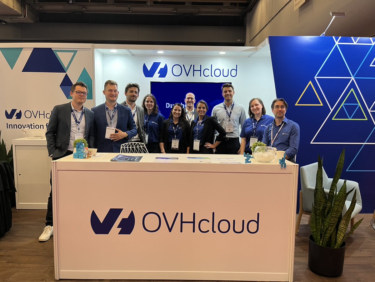 OVHcloud_CA's tweet image. Passez nous voir au kiosque 526 du #SalonConnexion @la_lesaffaires et rencontrez notre mascotte #OVHcloudie le #Cubebot! 🤖