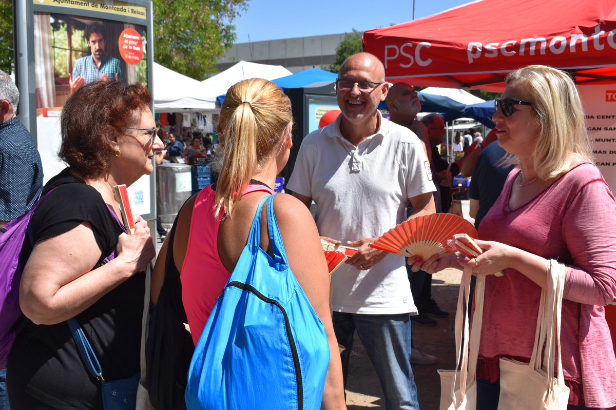 PSCMontcada's tweet photo. 🌹 Seguim explicant les nostres propostes per a millorar la ciutat que estimem.
Aquest matí, com cada dimecres, hem estat al mercat de #Montcada Nova-Pla d'en Coll.
🫵 Amb tu, #TransformemMontcada! El 28 de maig #VotaSocialista!
#BartoloAlcalde https://t.co/7LFXPeonTv