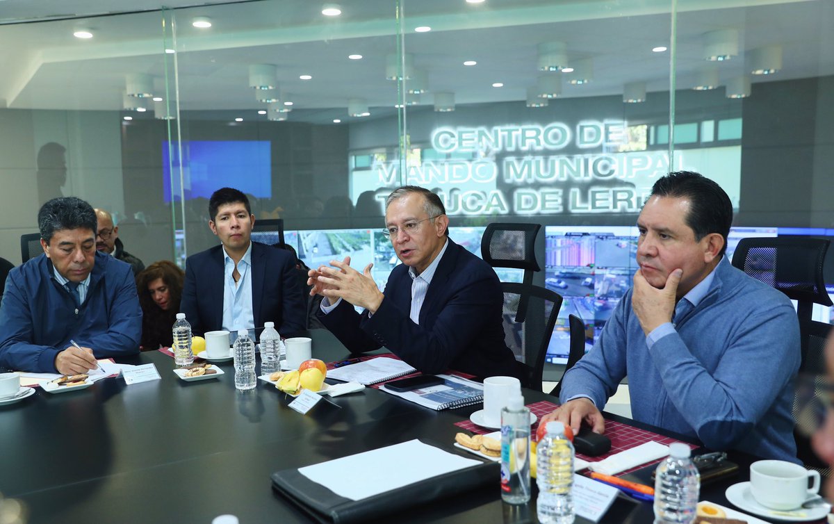 RaymundoMC's tweet photo. Hoy, en la Mesa de Construcción de la Paz confirmamos que el delito de "robo de vehículo" va a la baja en #Toluca. Las autoridades de los tres niveles de gobierno damos muestra de nuestro compromiso para garantizar la seguridad de las familias  toluqueñas. https://t.co/KTPrbJc6GN