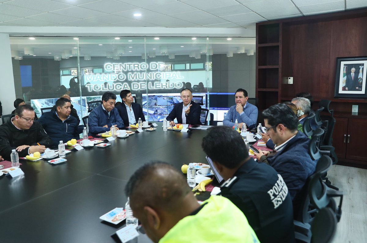 RaymundoMC's tweet photo. Hoy, en la Mesa de Construcción de la Paz confirmamos que el delito de "robo de vehículo" va a la baja en #Toluca. Las autoridades de los tres niveles de gobierno damos muestra de nuestro compromiso para garantizar la seguridad de las familias  toluqueñas. https://t.co/KTPrbJc6GN